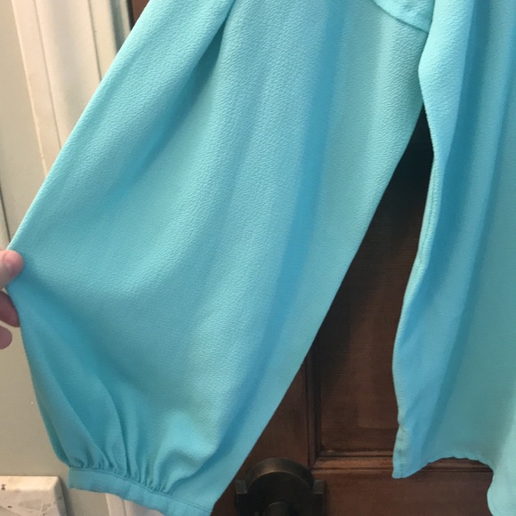 Vince Camuto Long Sleeve V-Neck Top - Picture 4 of 9